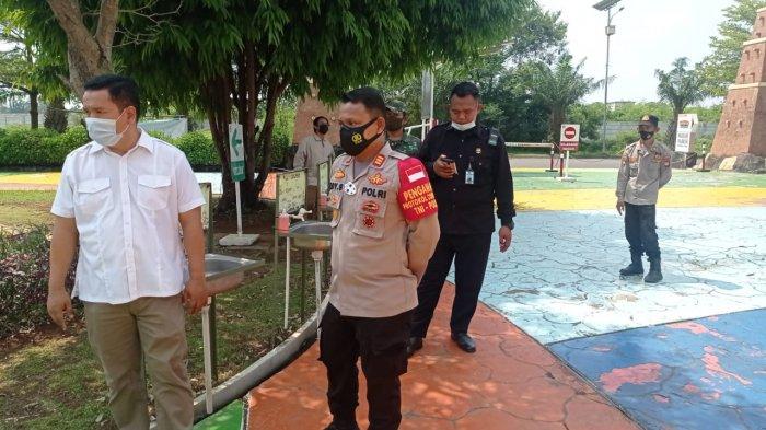 Kapolsek Tarumajaya Polres Metro Bekasi, AKP Edy Suprayitno melakukan pengecekan protokol kesehatan menjelang periode libur Hari Raya Idul Fitri di Transera Waterpark Bekasi