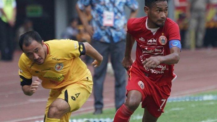 Aksi Ramdani Lestaluhu saat melewati Yu Hyun Koo di Stadion Patriot, Bekasi, Rabu (16/10/2019).