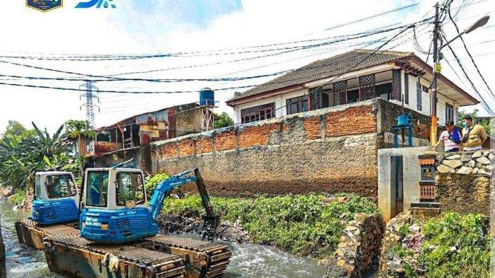 Alat berat melakukan pengerukan lumpur di Kali Mampang, Mampang Prapatan, Jakarta Selatan.