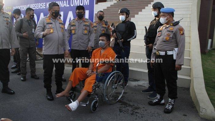 Alex Iskandar Putra pelaku pembunuhan terhadap Siti Hamidah (32), wanita hamil yang mayatnya ditemukan di lubang bekas galian septic tank di daerah Kampar, beberapa waktu lalu dihadirkan saat ekspos yang dipimpin langsung oleh Kapolda Riau, Irjen Pol Agung Setya Imam Effendi di Mapolda Riau, Rabu (23/6/2021).