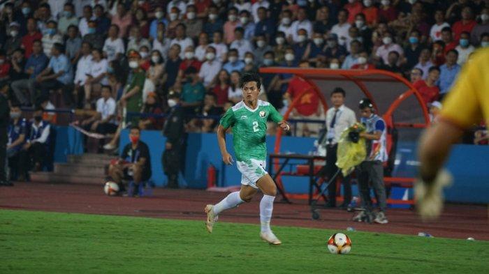 Alfeandra Dewangga saat berusaha melakukan tusukan di sisi kanan pertahanan Timnas Vietnam di ajang SEA Games 2021