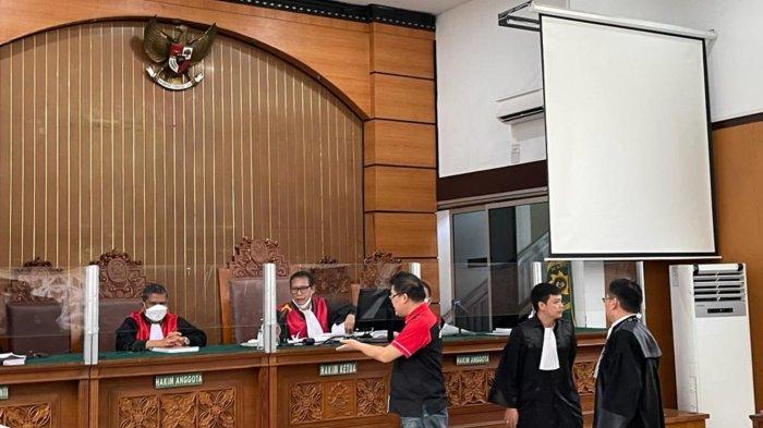 Terdakwa Alvin Lim menyerahkan berkas dalam persidangan tuntutan di Pengadilan Negeri (PN) Jakarta Selatan, Rabu (29/6/2022). Dalam sidang itu, Jaksa Penuntut Umum (JPU) menuntut Alvin Lim dengan hukuman maksimal yakni 6 tahun penjara atas kasus dugaan pembuatan dokumen palsu, penipuan dan penggelapan terkait asuransi.