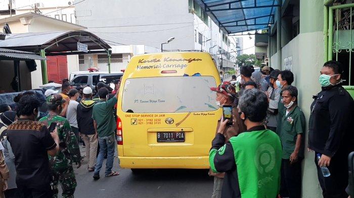 Kerabat korban kebakaran Matraman mengiringi kepergian mobil ambulans yang membawa jenazah, di Rumah Duka RSCM, Jakarta Pusat, Kamis (25/3/2021).
