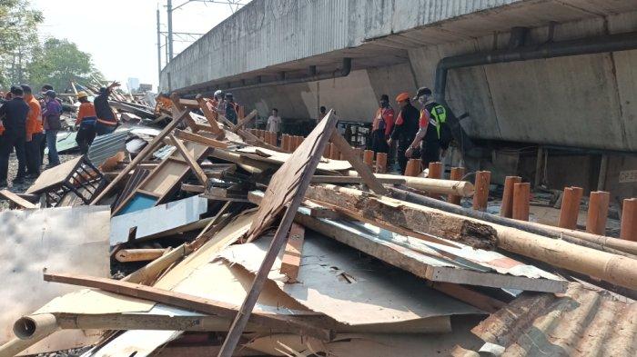 Proses pembongkaran bangunan Lokalisasi Gunung Antang, Matraman, Jakarta Timur, Selasa (30/8/2022).