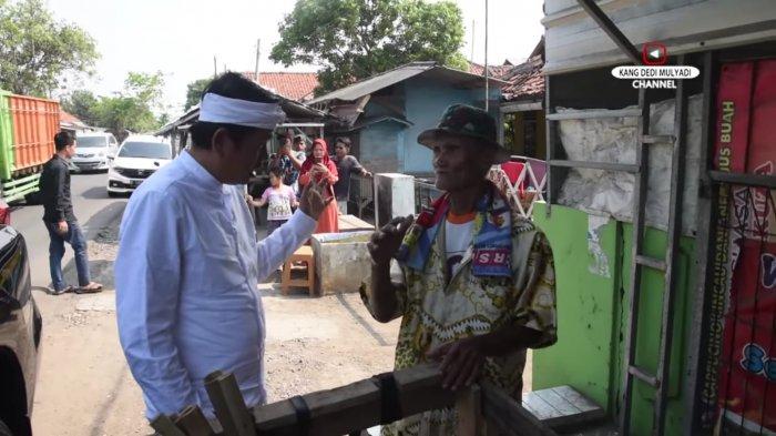 Kang Dedi saat berbincang dengan lansia penjual pengki keliling.