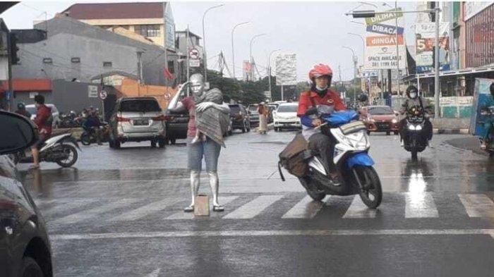 Anak-anak dijadikan manusia silver di Simpang Gaplek, Pamulang, Minggu (26/9/2021)