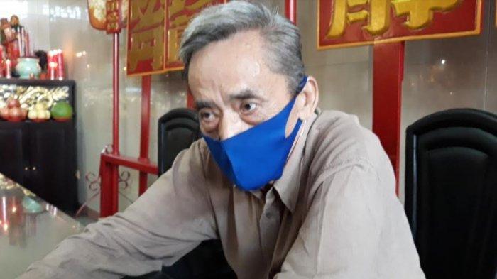 Warga etnis Tionghoa yang datang beribadah ke Vihara Amurva Bhumi, Andreas (75) saat memberi keterangan di Jatinegara, Jakarta Timur, Jumat (12/2/2021)