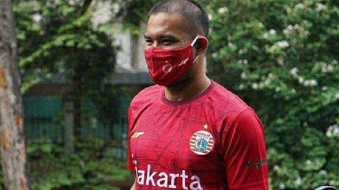 Kiper Persija Jakarta, Andritany Ardhiyasa menggunakan jersey edisi spesial HUT DKI Jakarta ke-493