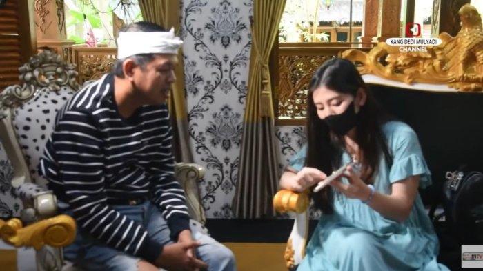 Rahma Anisa menunjukan chat nakal yang dilakukan ayahnya kepada para wanita