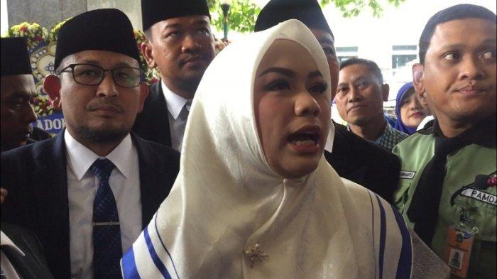 Anggota DPRD DKI Jakarta terpilih Zita Anjani datang ke pelantikan naik angkot, Senin (26/8/2019).