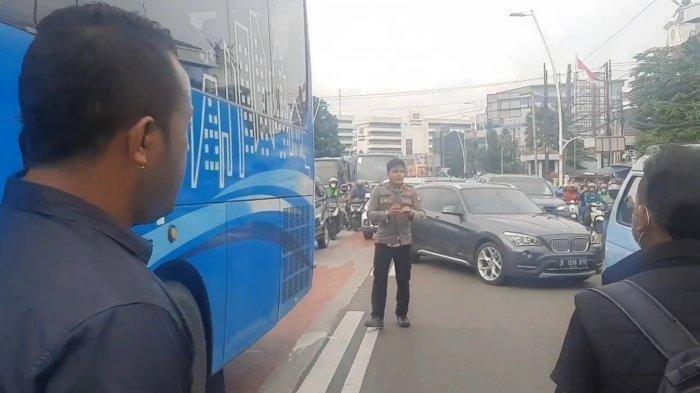 Anggota Polri yang kabur saat hendak ditolong warga lalu masuk ke angkot dan melompat di Jalan Slamet Riyadi, Matraman, Jakarta Timur, Kamis (17/2/2022)