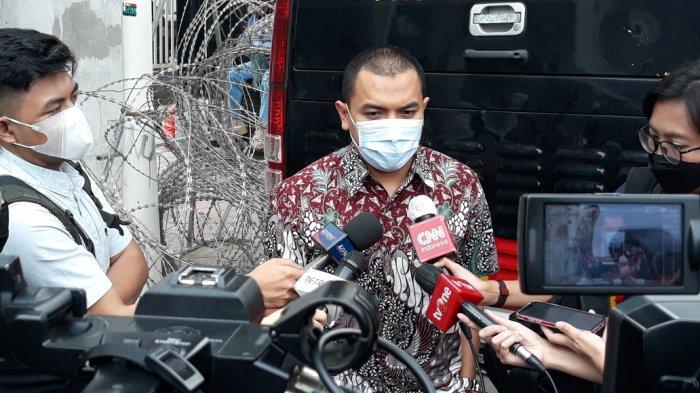 Anggota tim kuasa hukum Munarman, Aziz Yanuar saat memberi keterangan terkait kasus dugaan tindak pidana terorisme Munarman di Pengadilan Negeri Jakarta Timur, Rabu (28/4/2021)