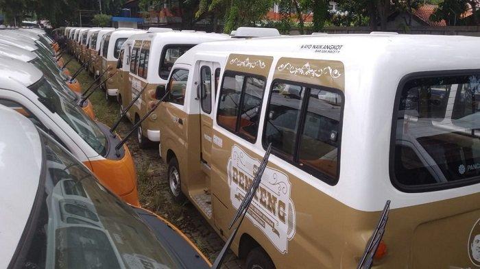 80 unit Mobil angko dinamakan Si Benteng, yang dibanggakan Pemerintah Kota Tangerang saat ini mangkrak di Terminal Poris Plawad, Kota Tangerang, Jumat (11/12/2020).