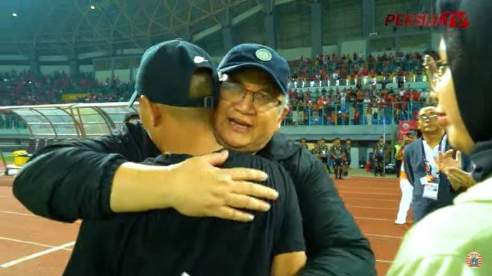Tokoh The Jakmania, Bung Ferry Indrasjarief menjadi orang pertama yang menyalami Ismed Sofyan saat pemain asal Aceh itu usai mengucapkan perpisahan di Stadion Patriot Candrabhaga.