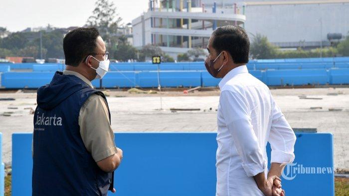 Presiden Joko Widodo (kanan) berbincang dengan Gubernur DKI Jakarta, Anies Baswedan saat meninjau langsung perkembangan proyek pembangunan sirkuit Formula E di kawasan Ancol, Jakarta Utara, Senin (25/4/2022). Presiden Jokowi memastikan sirkuit Formula E siap untuk digunakan dalam ajang balap mobil listrik pada Juni mendatang.