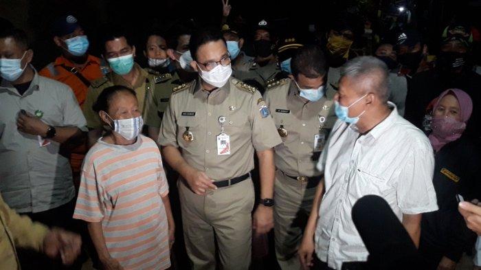 Gubernur DKI Jakarta Anies Baswedan saat mengunjungi permukiman warga RW 04 Kelurahan Cipinang Melayu, Makasar, Jakarta Timur, Selasa (9/2/2021).
