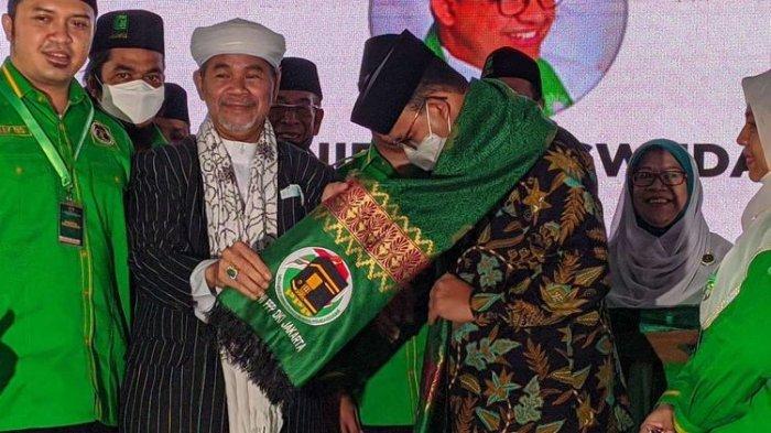 Gubernur DKI Jakarta Anies Baswedan diberikan sorban sebagai tanda gelar tokoh persatuan pembangunan dari DPW PPP Jakarta, Duren Sawit, Jakarta Timur, Minggu (30/1/2022).