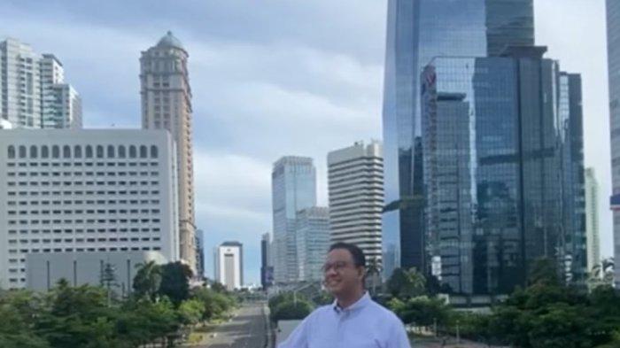 Gubernur DKI Jakarta Anies Baswedan memamerkan pemandangan indah ibu kota sambil menghirup udara pagi di awal 2022 dari atas Jembatan Penyeberangan Orang (JPO) Pinisi di Jalan Sudirman, Karet, Jakarta Pusat, Sabtu (1/1/2022) lewat akun Instagram @aniesbaswedan.