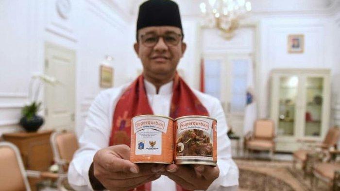 Gubernur DKI Jakarta Anies Baswedan menunjukkan kornet dan rendang kalengan yang diolah dari daging hewan kurban.