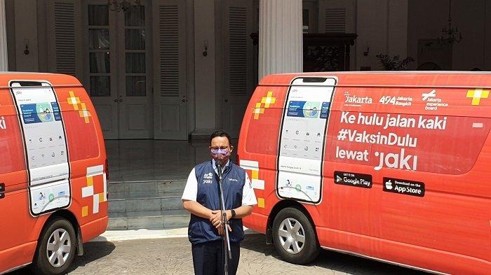 Gubernur DKI Jakarta Anies Baswedan saat melepas 16 mobil vaksinasi keliling di halaman Balai Kita Jakarta, Kamis (8/7/2021).