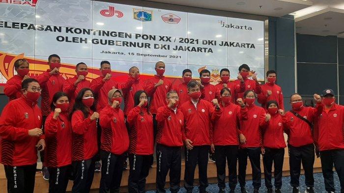 Kontingen atlet wushu perwakilan DKI Jakarta berfoto bersama sebelum berangkat menuju PON Papua XX, di Ruang Pola Balai Kota Jakarta, Rabu (15/9/2021).