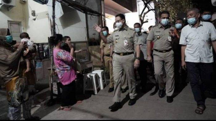 Gubernur DKI Jakarta, Anies Baswedan bersama jajarannya memantau kawasan Cipinang Melayu, Jakarta Timur.