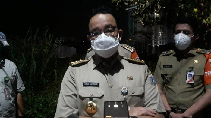 Gubernur DKI Jakarta Anies Baswedan saat mengunjungi permukiman warga RW 04 Kelurahan Cipinang Melayu, Makasar, Jakarta Timur, Selasa (9/2/2021).