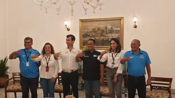 Gubernur DKI Jakarta, Anies Baswedan foto bersama dengan panitia Formula E.