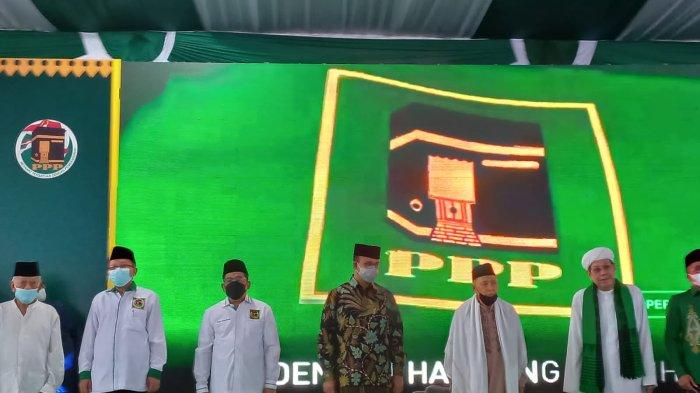 Gubernur DKI Jakarta Anies Baswedan diteriaki 'RI 1' saat berada di DPW DKI Jakarta dalam acara istighosah dan doa bersama untuk Alm Haji Lulung, Minggu (30/1/2022)