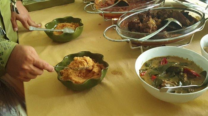 Gubernur DKI Jakarta Anies Baswedab saat memperlihatkan beberapa menu hidangan yang disajikan di rumahnya di kawasan Lebak Bulus, Jakarta Selatan, Kamis (13/5/2021).