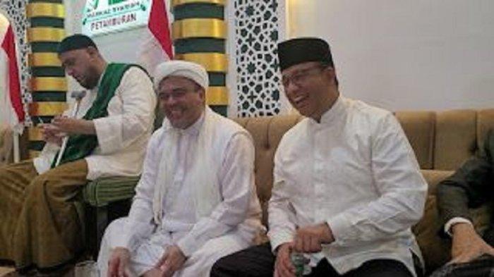 Habib Rizieq Shihab berfoto bersama Anies Rasyid Baswedan di Petamburan, Jakarta Pusat pada Jumat (7/10/2022).