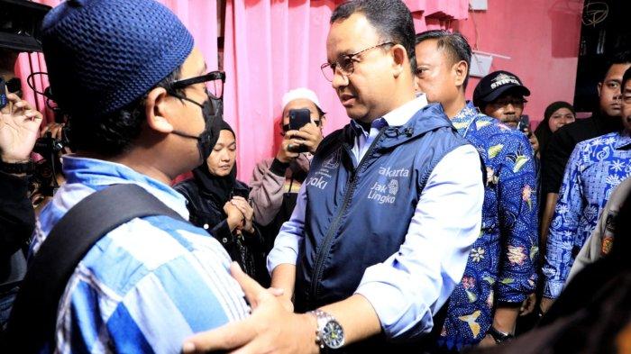 Gubernur DKI Jakarta, Anies Baswedan bertakziah bersama Sekretaris Daerah DKI Jakarta, Marullah Matali dan jajaran Forkopimda DKI Jakarta ke kediaman salah satu dari tiga korban meninggal akibat ambruknya tembok MTs Negeri 9 Jakarta pada Kamis (6/10).
