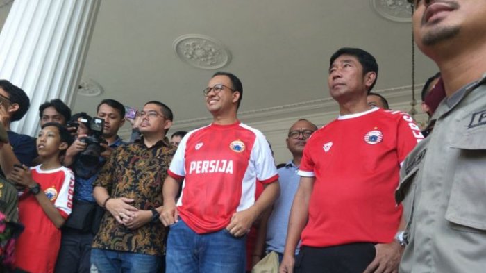 Gubernur DKI Jakarta Anies Baswedan menunggu kedatangan para pemain dan suporter Persija di depan pendopo Balai Kota, Minggu (18/2/2018). (Kompas.com/Sherly Puspita)