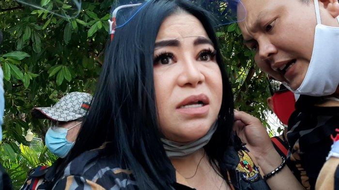 Penyanyi dangdut Anisa Bahar ikut dalam massa aksi Srikandi Pembela Kesatuan Tanah Air Indonesia Bersatu (Pekat IB) menggeruduk kantor DPRD DKI Jakarta, Senin (5/10/2020) siang.