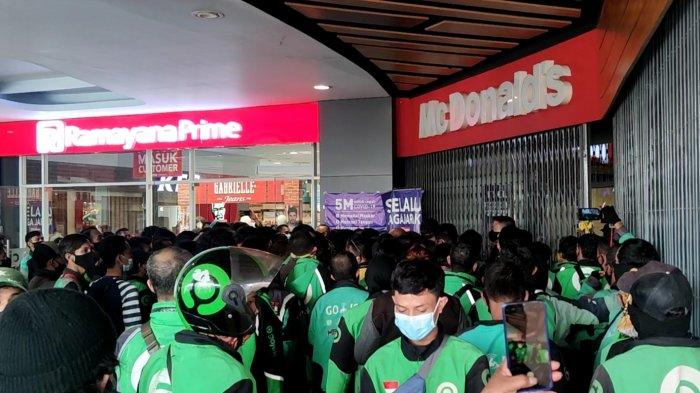 Antrean pengunjung di McDonald Plaza Depok, Rabu (9/6/2021).