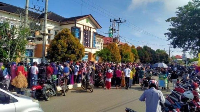 Antrean warga Berau membeli minyak goreng membeludak, tampak masyarakat tidak patuh protokol kesehatan.