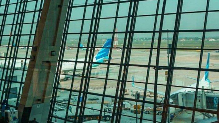 Suasana apron Terminal 3 Bandara Soekarno-Hatta saat masa new normal Pandemi Covid-19 di Indonesia, Minggu (5/7/2020).