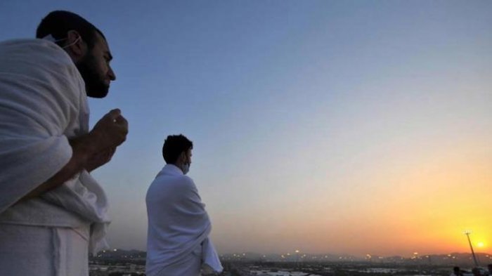 Umat Islam Muslim berdoa di Padang Arafah dekat Kota Mekkah, Arab Saudi, bagian dari kegiatan haji, 13 Oktober 2013. Lebih dari dua juta muslim tiba di kota suci ini untuk ibadah haji tahunan.