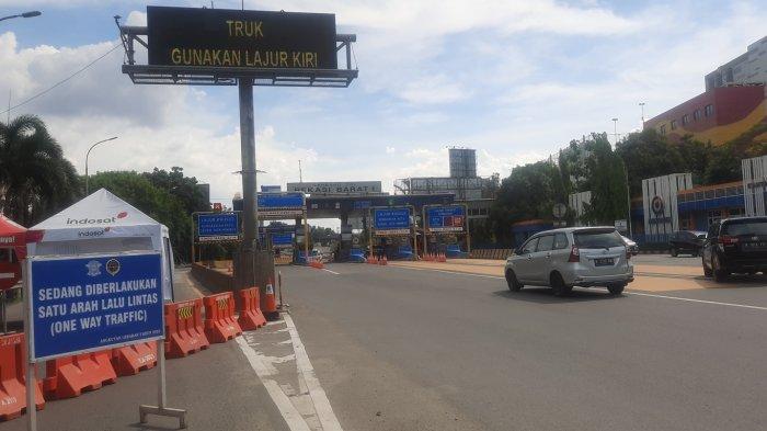 Suasana Gerbang Tol Bekasi Barat akses arah Cikampek ditutup selama pemberlakuan one way, sejumlah kendaraan diputar balik, Jumat (6/5/2022)