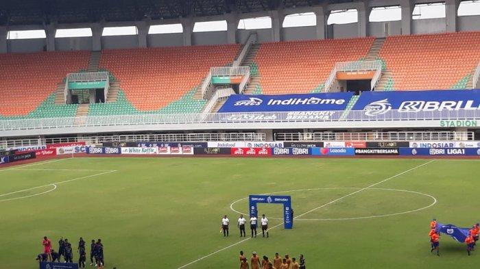 Suasana pertandingan Arema FC vs Bhayangkara FC di stadion pakansari, Bogor