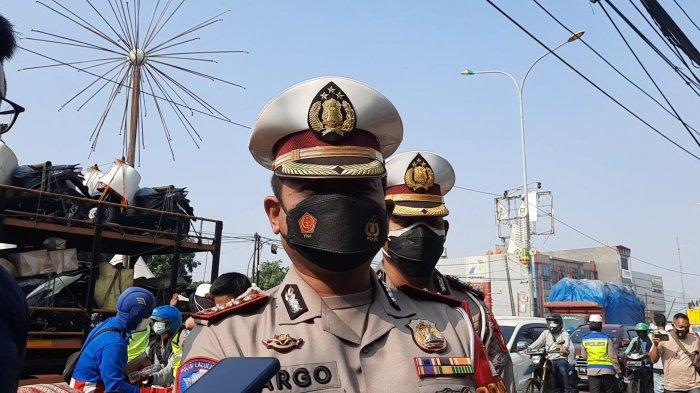 Kasatlantas Polres Metro Bekasi AKBP Argo Wiyono di Pos Penyekatan Sasak Jarang, Tambun Selatan, Kabupaten Bekasi, Jumat (16/7/2021).