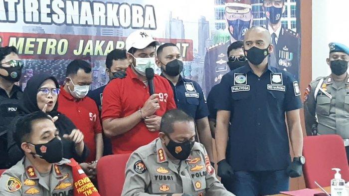 Artis Rio Reifan (RR) dihadirkan pada acara konferensi pers di Polres Metro Jakarta Pusat, Rabu (21/4/2021).