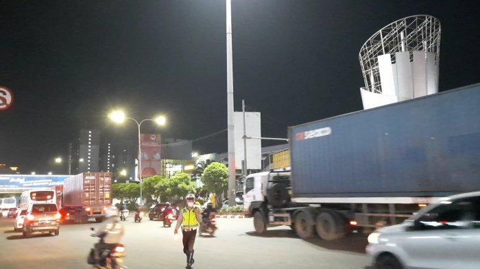 Situasi arus lalu lintas kendaraan pada H-4 Lebaran 2022 di persimpangan MM Bekasi Jalan Jenderal Ahmad Yani Kota Bekasi, Kamis (28/4/2022) malam.