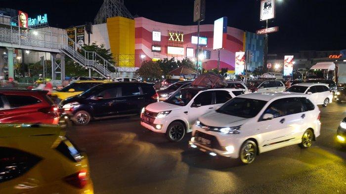Situasi arus lalu lintas kendaraan pada H-4 Lebaran 2022 di persimpangan MM Bekasi Jalan Jenderal Ahmad Yani Kota Bekasi, Kamis (28/4/2022) malam.