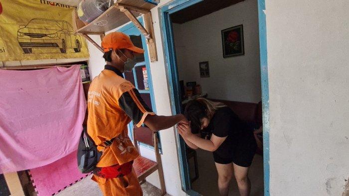 Arzum Balli mencium tangan suami, Bambang Awan yang baru pulang untuk istirahat sehabis kerja membabat rumput di kawasan Pondok Labu, Jakarta Selatan pada Selasa (24/5/2022).