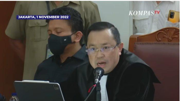 Kuasa hukum Ferdy Sambo, Arman Hanis saat bertanya kepada orangtua Brigadir J di Pengadilan Negeri Jakarta Selatan. Pertanyaan yang diajukannya membuat Arman Hanis mendapat sorakan dari penonton sidang.