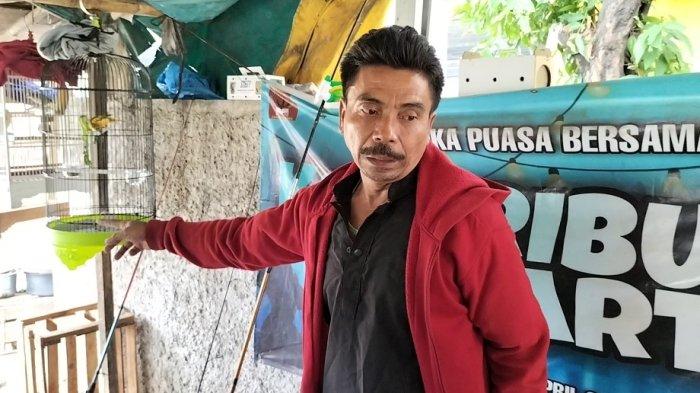 Asep (51), pemilik warung korban perampokan menunjukkan lokasi dirinya hampir dibacok pelaku.