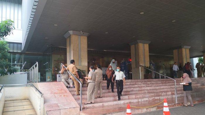 Suasana di Balai Kota DKI Jakarta pasca gempa, Senin (21/11/2022). Para aparatur sipil negara (ASN) hingga pamdal di Balai Kota DKI berhamburan keluar gedung akibat gempa bumi.