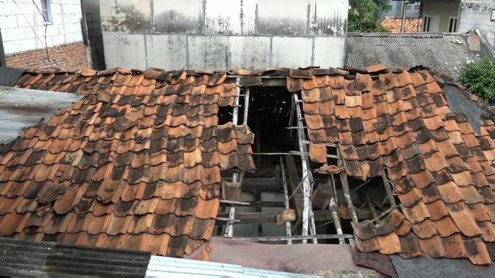 Atap rumah warga yang roboh di kawasan Kuningan Barat, Mampang Prapatan, Jakarta Selatan, Senin (2/8/2021).