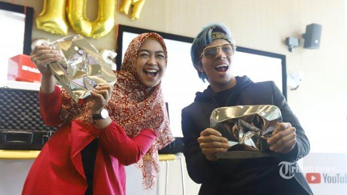 Youtuber Ria Ricis dan Atta Halilintar menghadiri acara pemberian YouTube Diamond Award di kantor Google Indonesia, di Jakarta, Rabu (20/2/2019). Pemberian Diamond Award tersebut karena dua konten kreator tersebut berhasil mendapatkan 10 juta subscribers pada kanal mereka. TRIBUNNEWS/HERUDIN